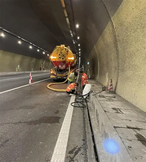 久治隧道排水渠清淤